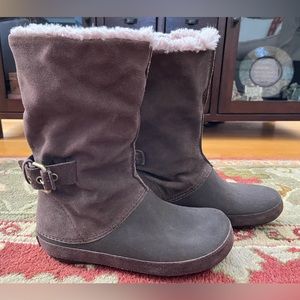 Womens Crocs Berryessa Brown Suede Winter Boots - Size 9 - EUC